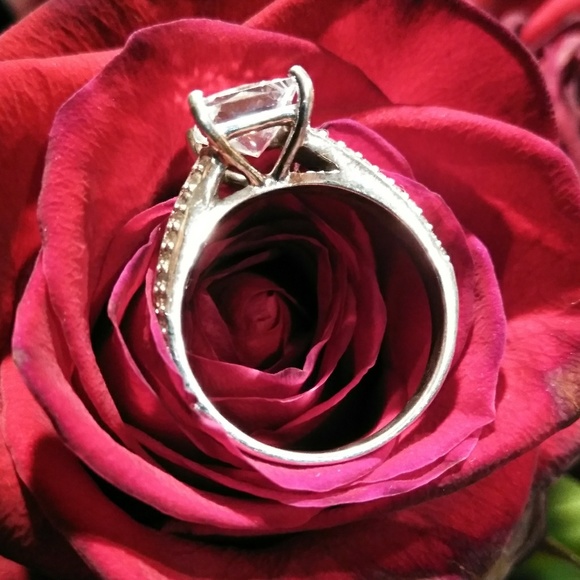 Moissanite - Picture 7 of 8